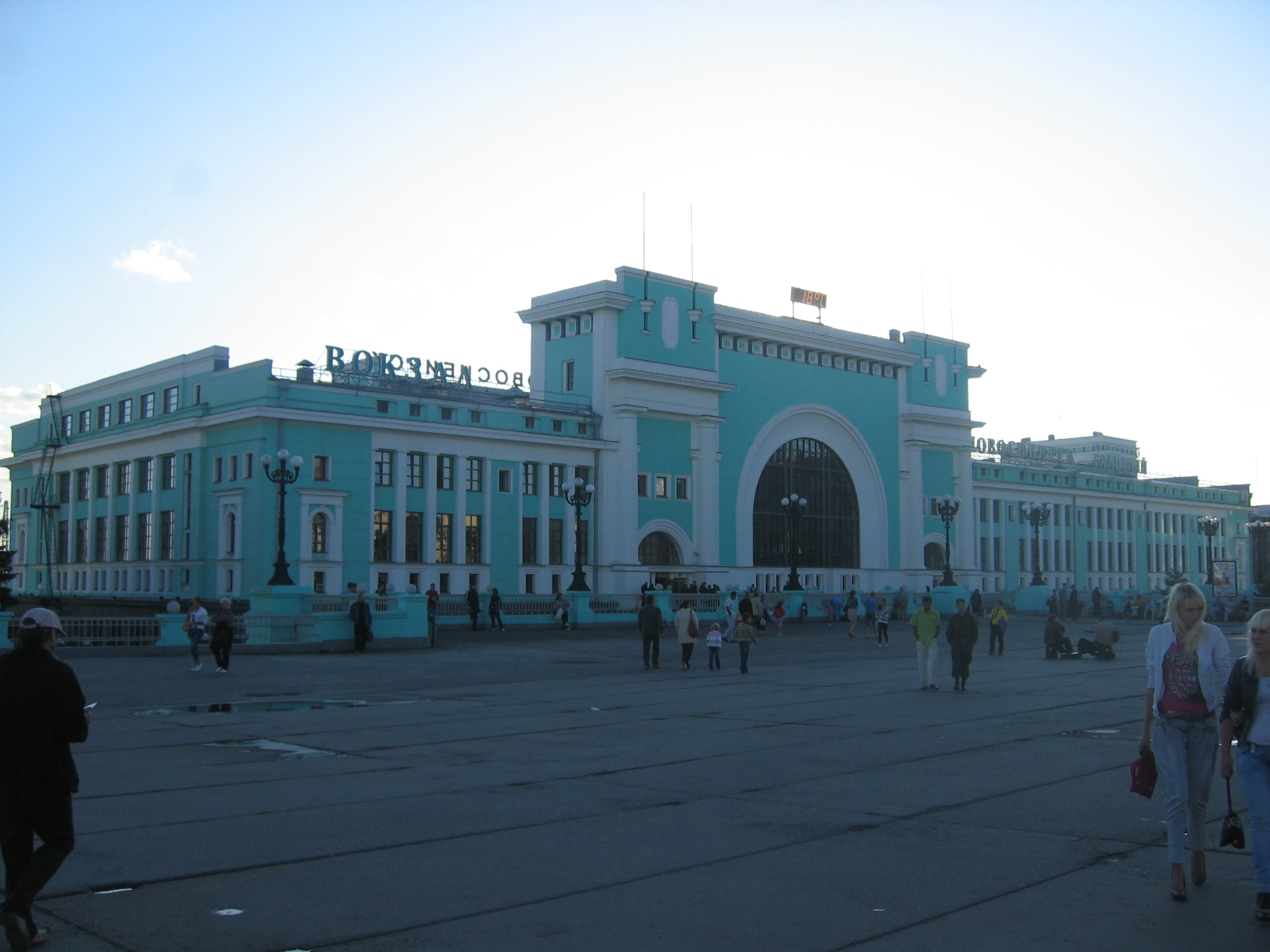 Фонтан у вокзала Новосибирск главный. Центральный вокзал Курган. Какой адрес в Чите главный вокзал.